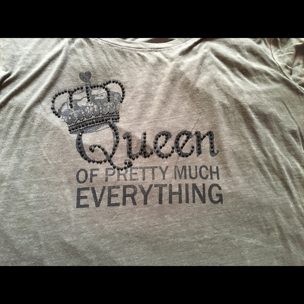 Queen of Everything burnout tee